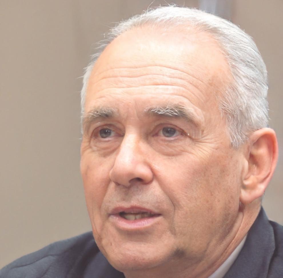 Retrato profesional de Aurelio Mendívil